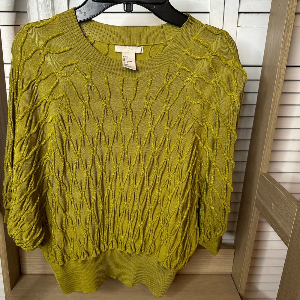 Cropped detailed H&M shirt